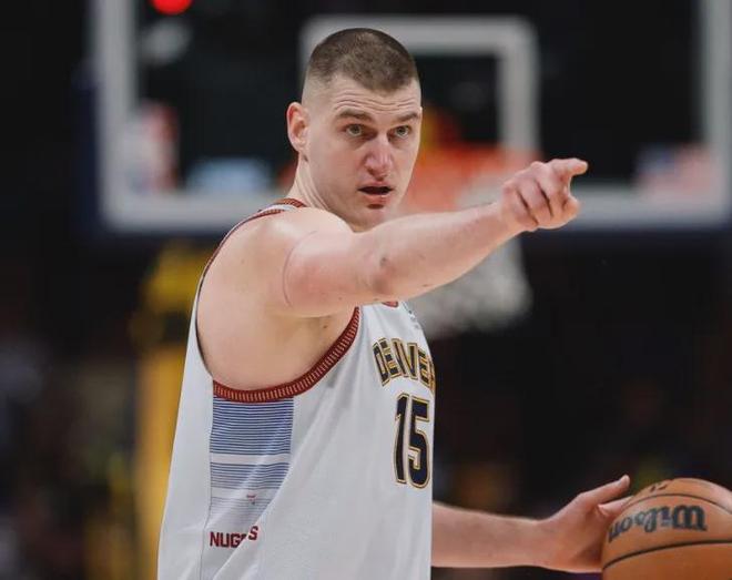 曼联2弃将左右意甲冠军，4500万前锋梅开二度，那不勒斯5连胜登顶